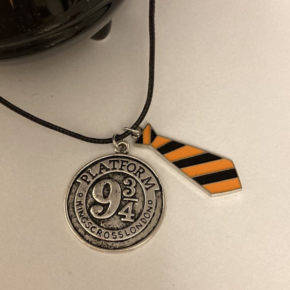 ⭐️ Host Pick ⭐️ NWOT - Harry Potter Necklace 9 3/4 Platform Tie Charms (Replica) - Picture 5 of 6